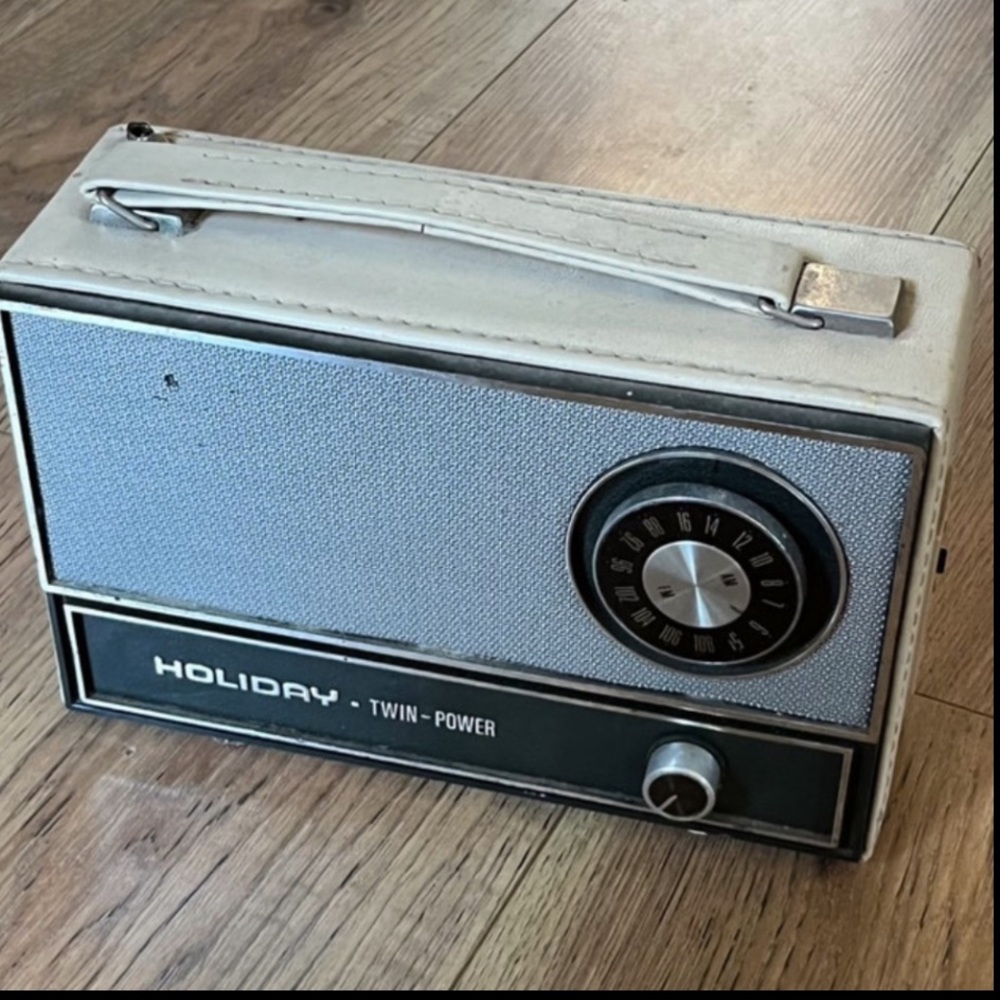 Holiday Vintage Radio! Great Decor Piece!!!
